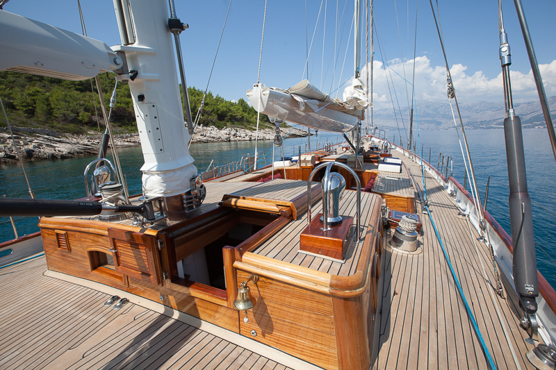Sailing Yacht HELIYACHTS 115 ON DECK .jpg