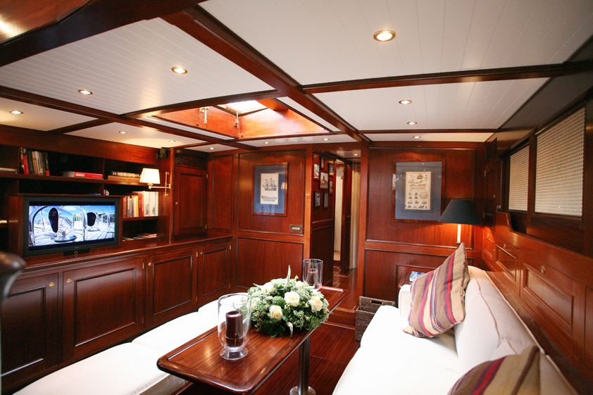 Sailing Yacht KIM - Saloon.jpg