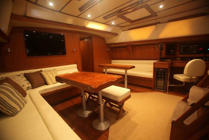 Sailing Yacht Magnetic Sky - Main Saloon.jpg