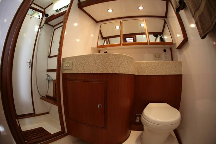 Sailing Yacht Magnetic Sky - Shared Bathroom.jpg