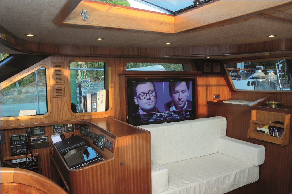 Sailing Yacht Myosotis -  TV in Salon.jpg