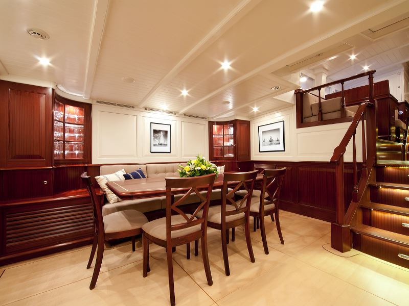 Sailing yacht Annagine - Dining.jpg