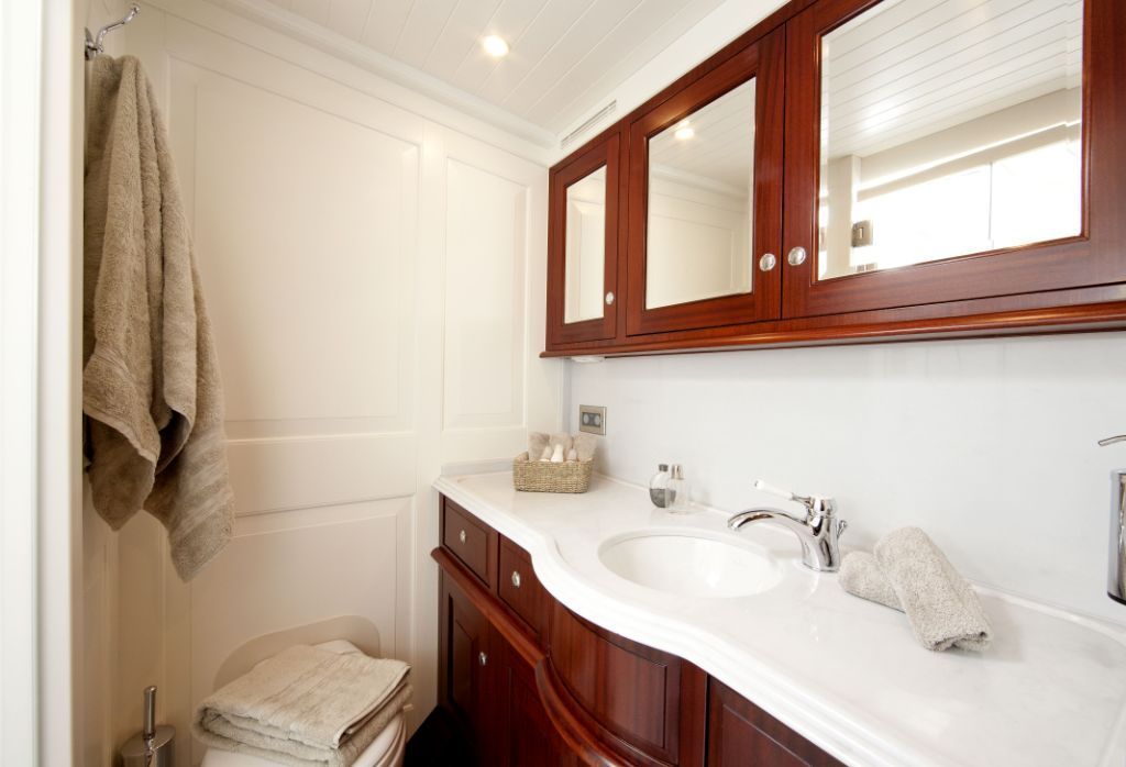 Sailing yacht Annagine - Double Cabin bathroom.jpg