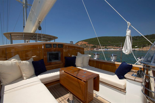 Sailing yacht KEALOHA -  Large Deckhouse.jpg