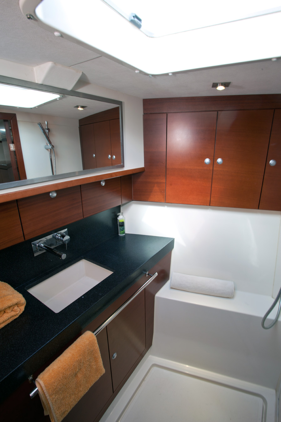Sailing yacht MODUS VIVENDI -  Bathroom.jpg