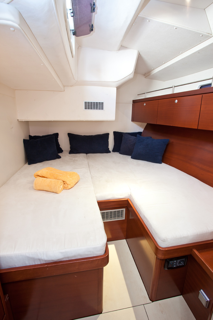 Sailing yacht MODUS VIVENDI -  Twin Cabin.jpg
