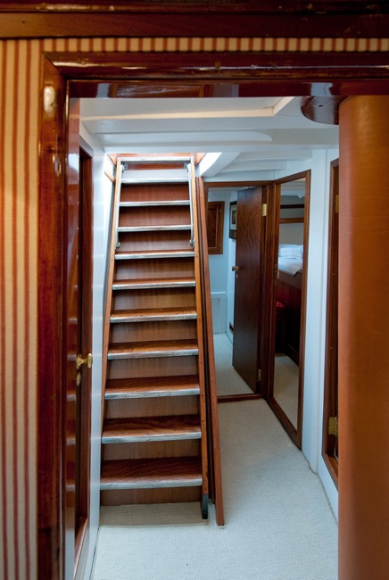 Sailing yacht Oriander -  Stairs.jpg