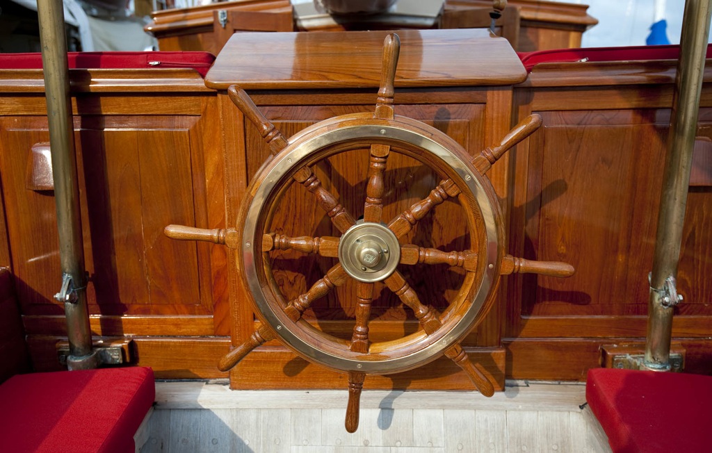 Sailing yacht Oriander -  Wheel.jpg