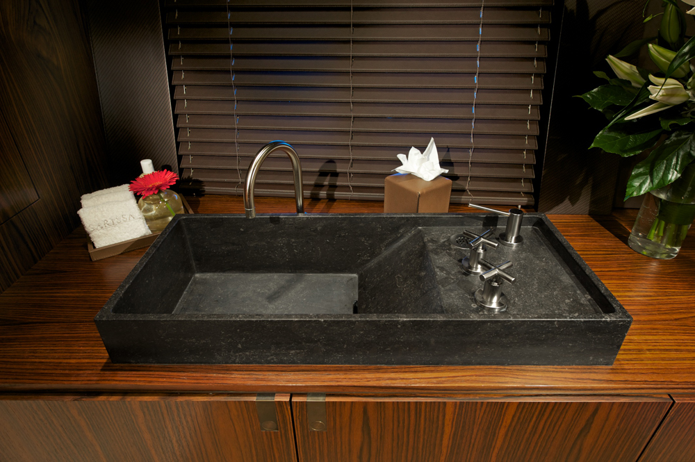 Sailing yacht Sarissa -  Bathroom detail.jpg