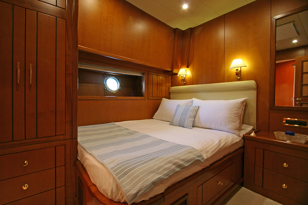 Sailing yacht TANGO CHARLIE - Guest Cabin 3.jpg