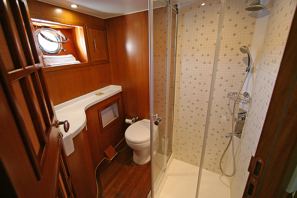Sailing yacht TANGO CHARLIE - Guest Ensuite.jpg