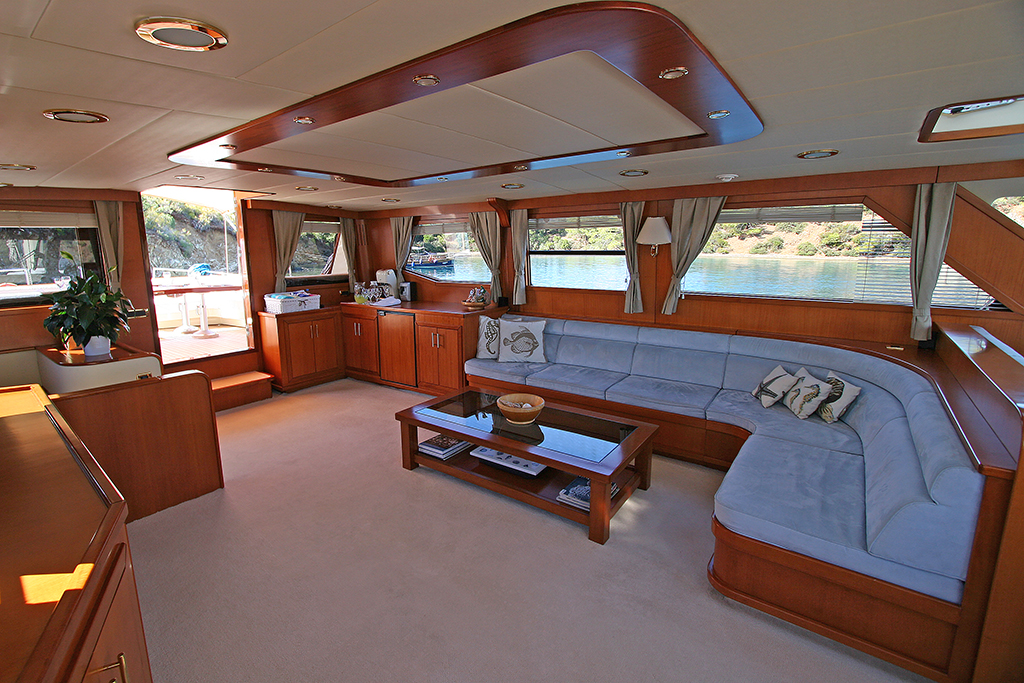 Sailing yacht TANGO CHARLIE - Main Salon.jpg