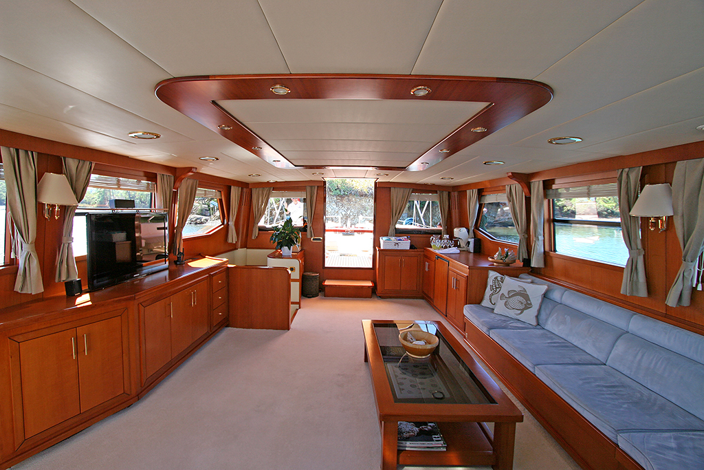 Sailing yacht TANGO CHARLIE - Salon looking aft.jpg