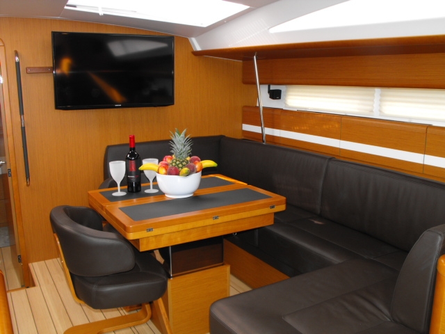 Sailing yacht ZUMA - Dining.jpg