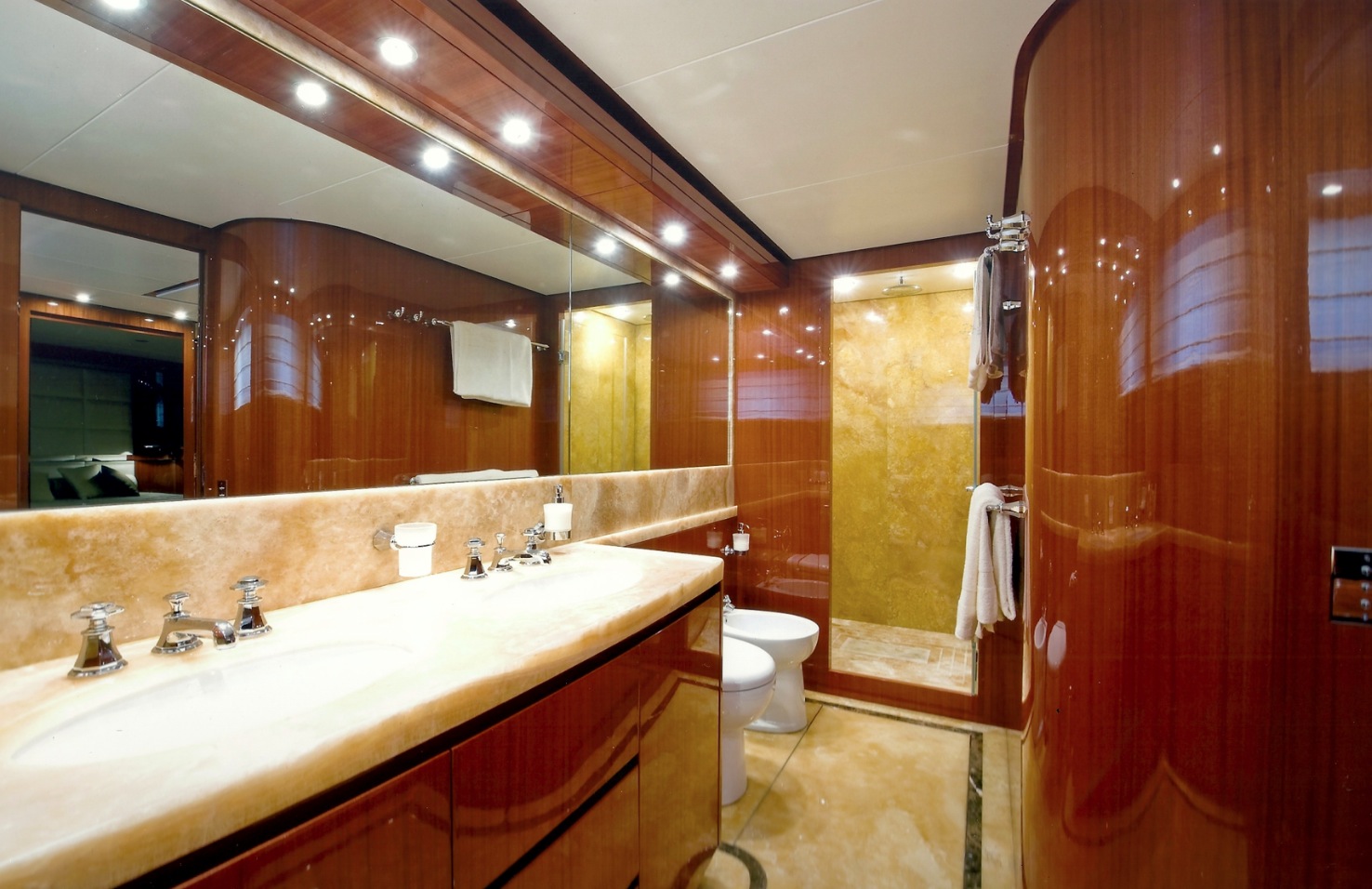 San Lorenzo Yacht GPS -  Guest Ensuite.jpg