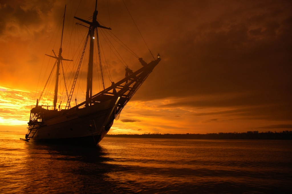 Silolona yacht at Sunset.jpg
