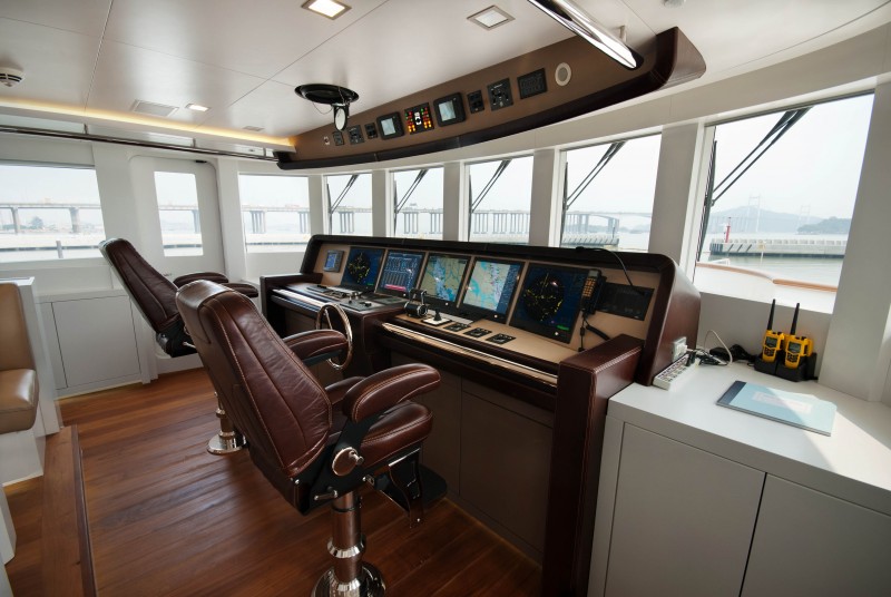 Star superyacht Wheelhouse.jpg