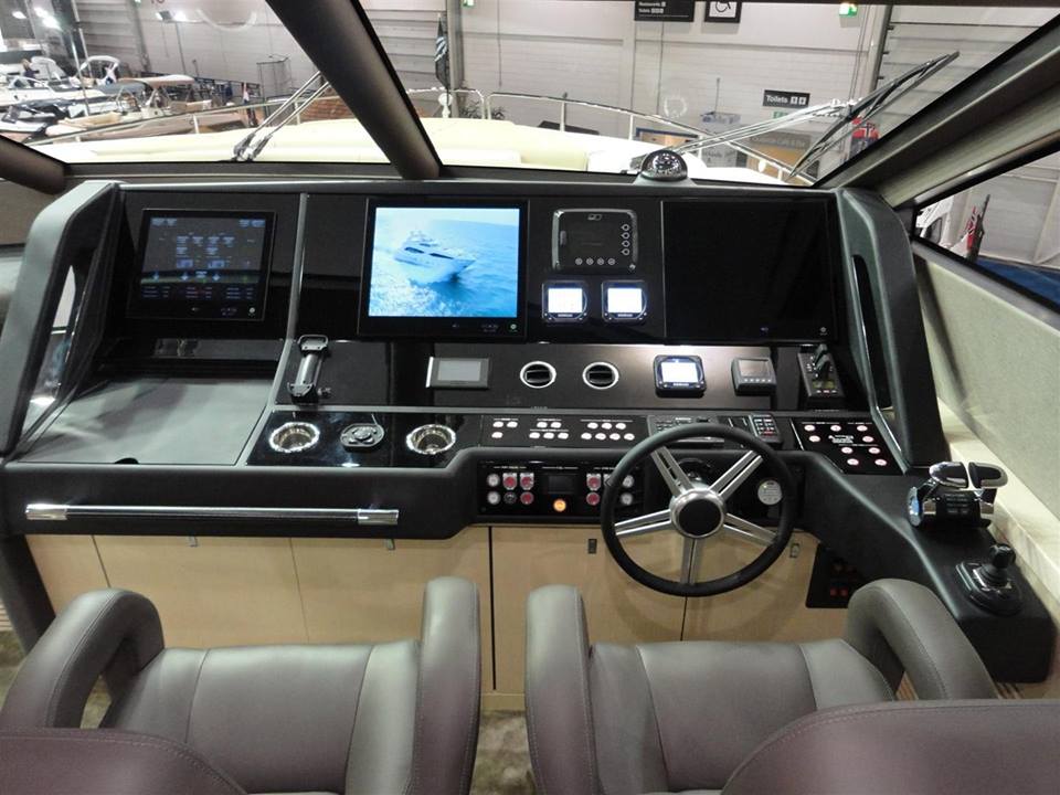 Sunseeker 75 Yacht - Wheelhouse.jpg