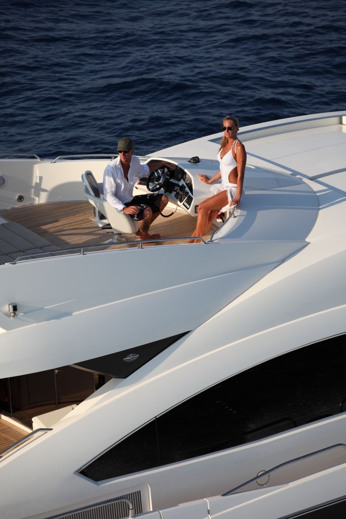 Sunseeker Predator 84 ALVIUM - Flybridge.jpg