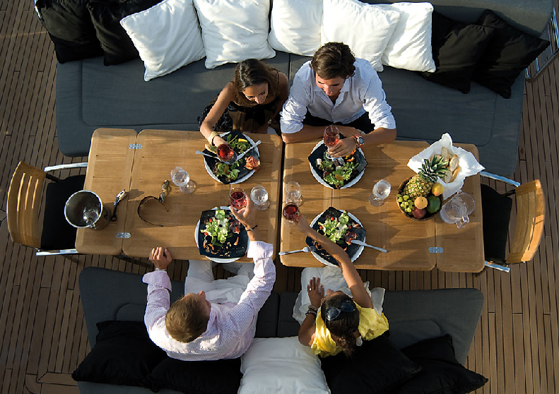 Sunseeker Predator 92 Sport - Al Fresco Dining.png