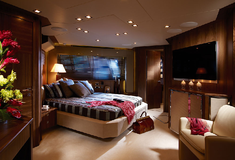 Sunseeker Predator 92 Sport - Owners stateroom.png