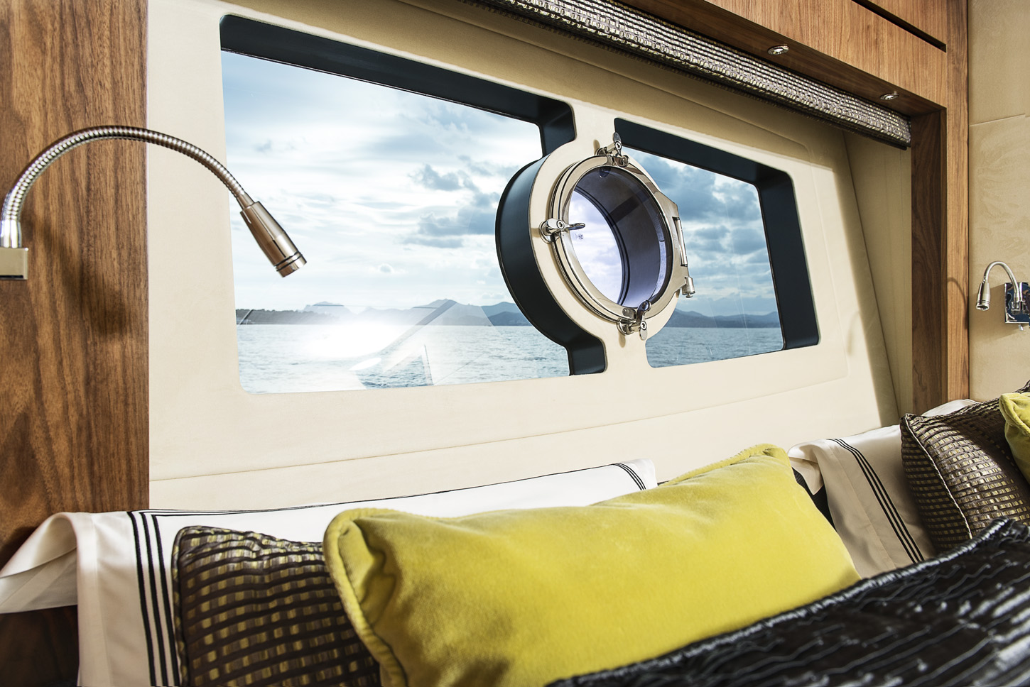 Sunseeker TWENTY EIGHT - Cabin detail.jpg