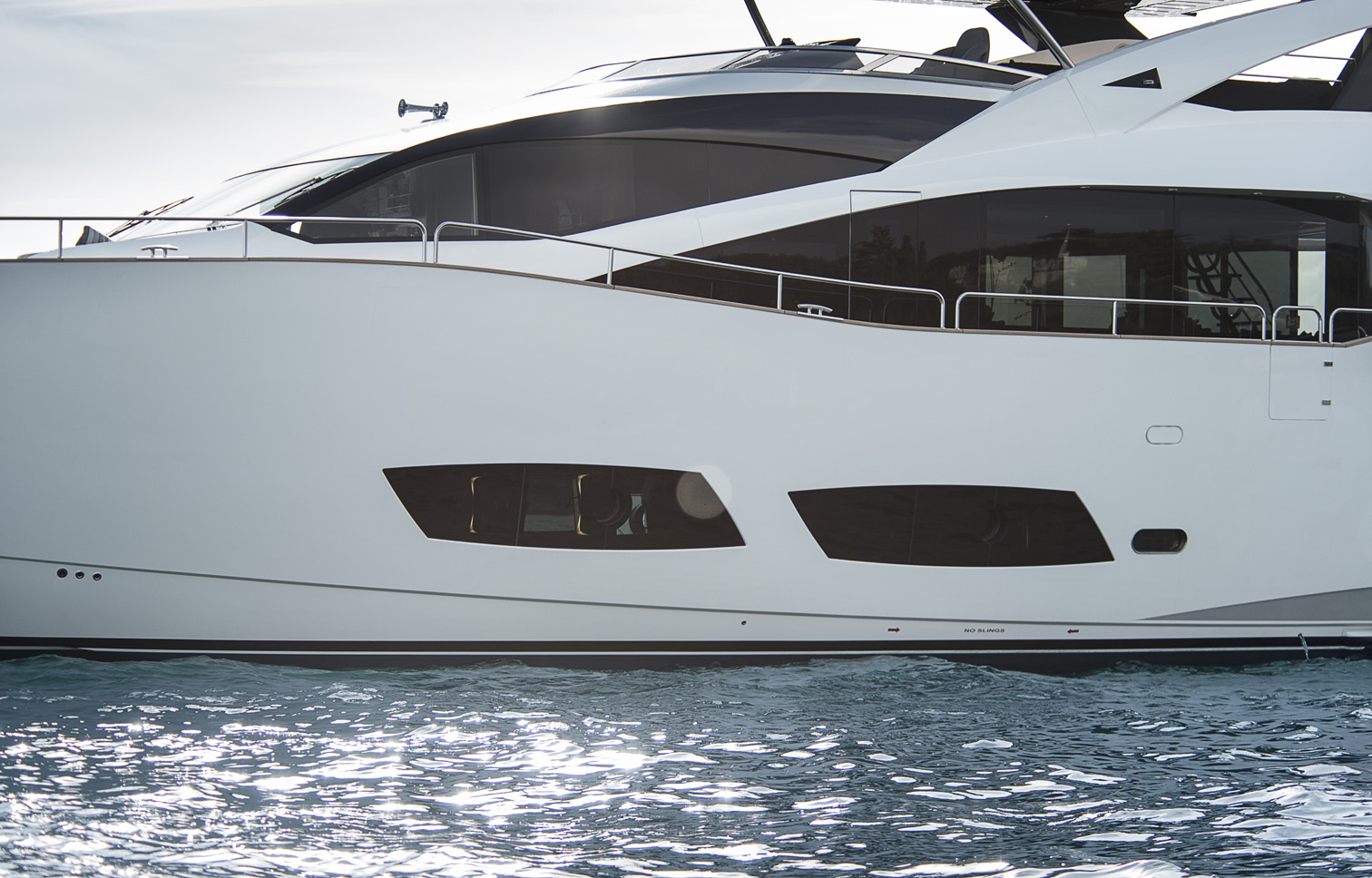 Sunseeker TWENTY EIGHT - Hull detail.jpg