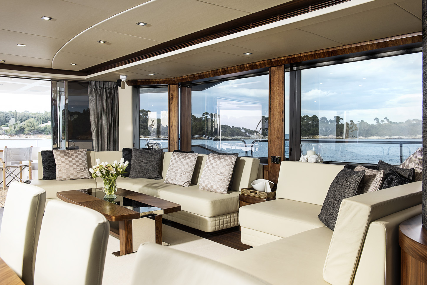 Sunseeker TWENTY EIGHT - Salon view aft.jpg