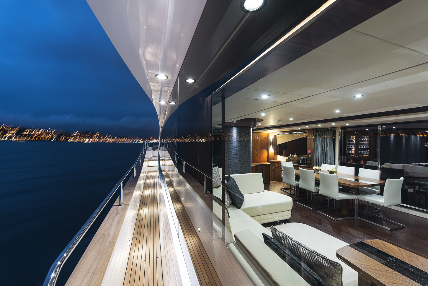 Sunseeker TWENTY EIGHT - Side deck.jpg