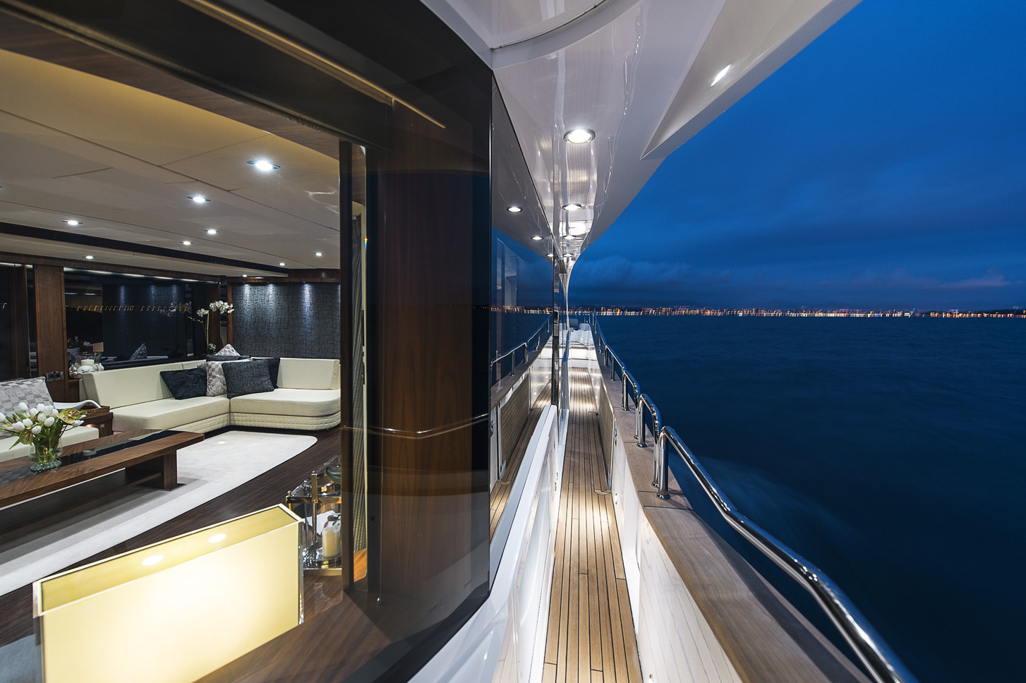 Sunseeker TWENTY EIGHT - Starboard side deck.jpg