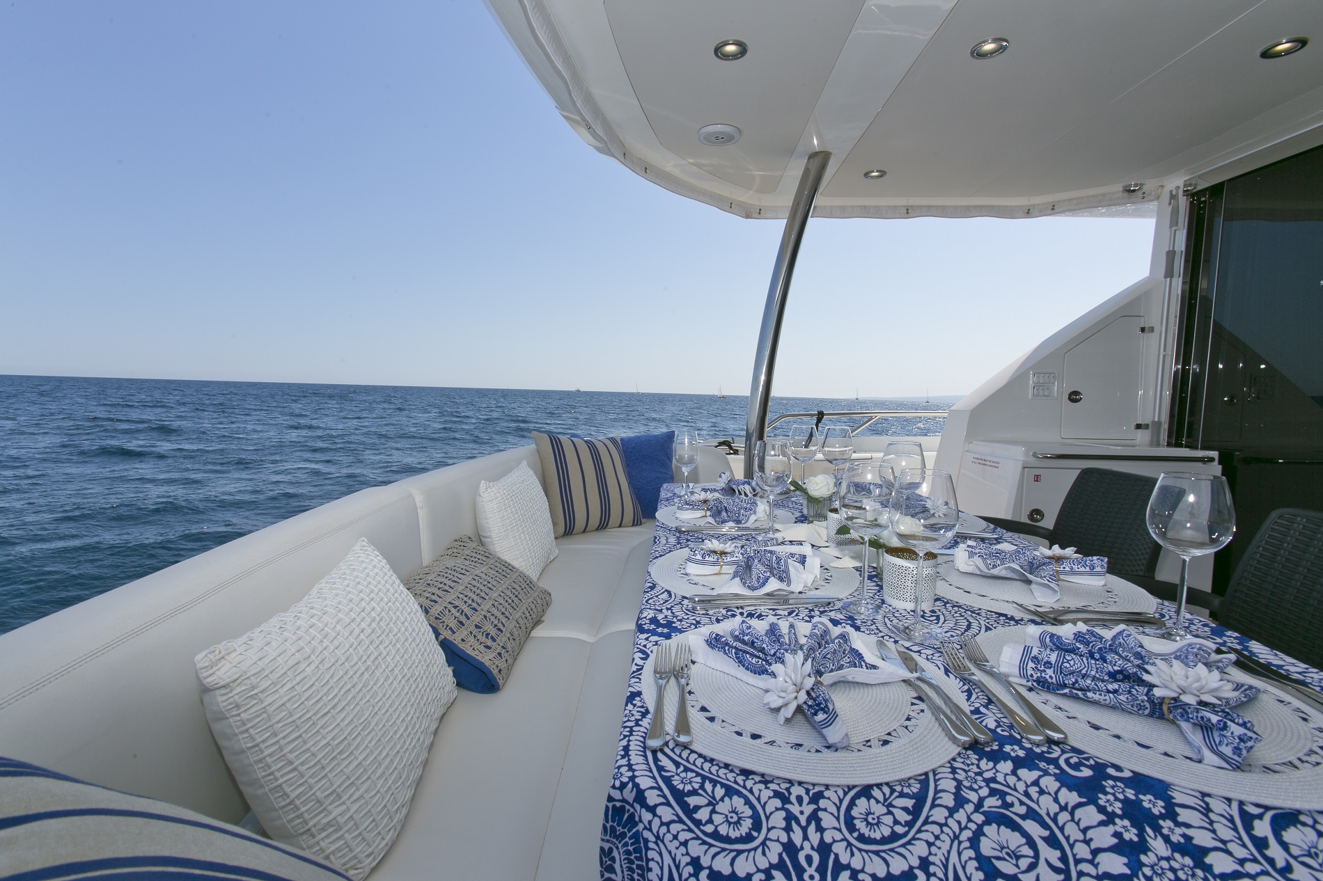 Sunseeker yacht 73M - Aft deck alfresco dining.jpg
