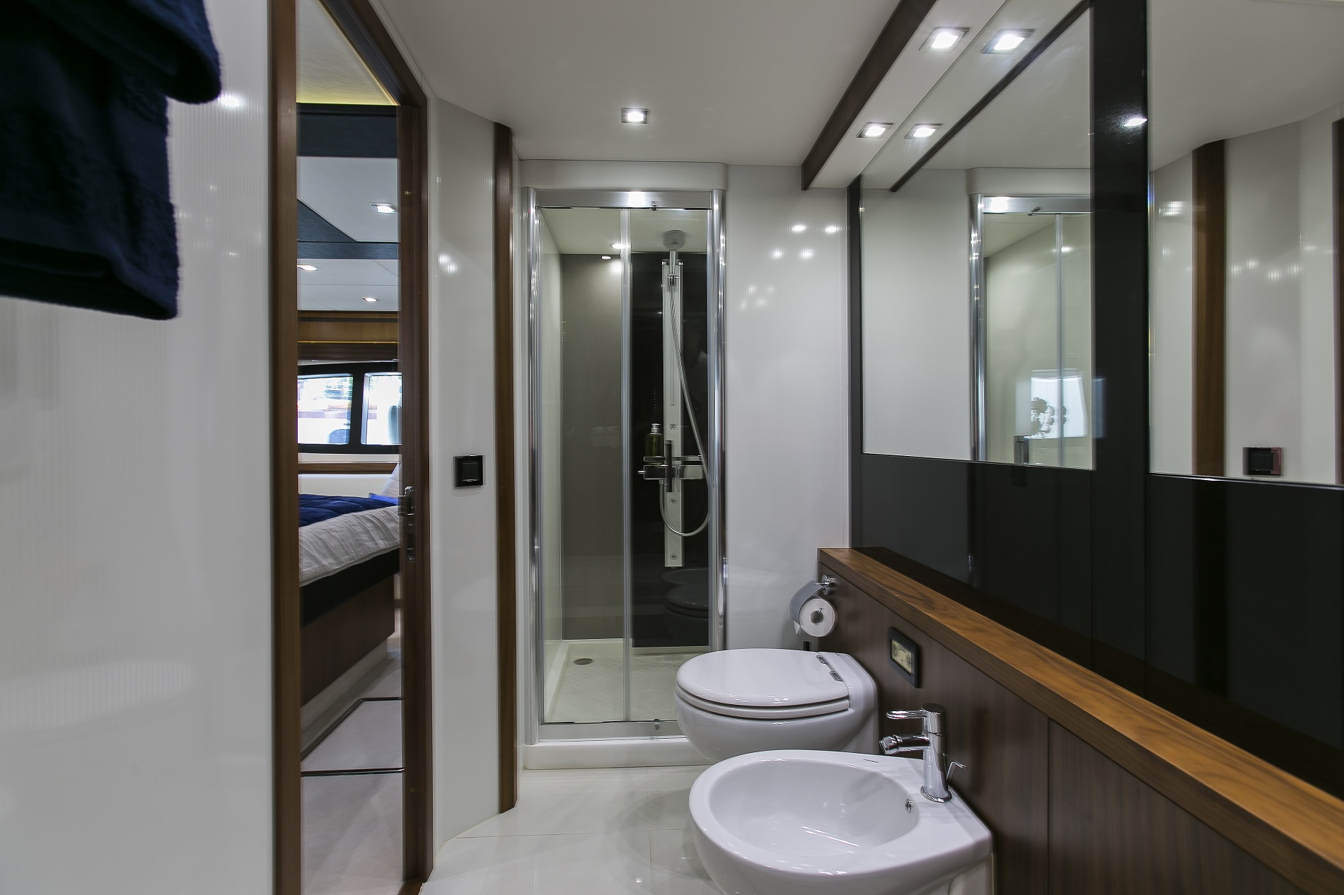 Sunseeker yacht 73M - Master ensuite.jpg