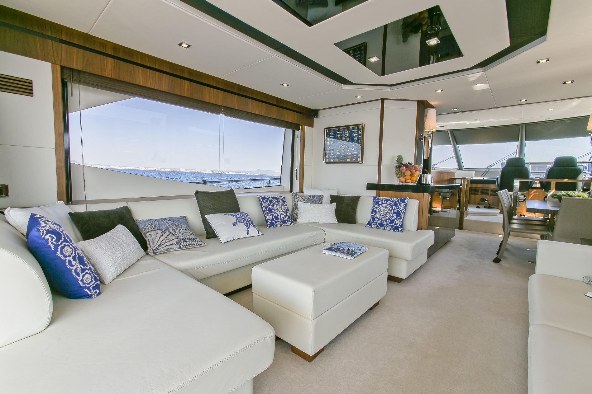 Sunseeker yacht 73M - Salon.jpg