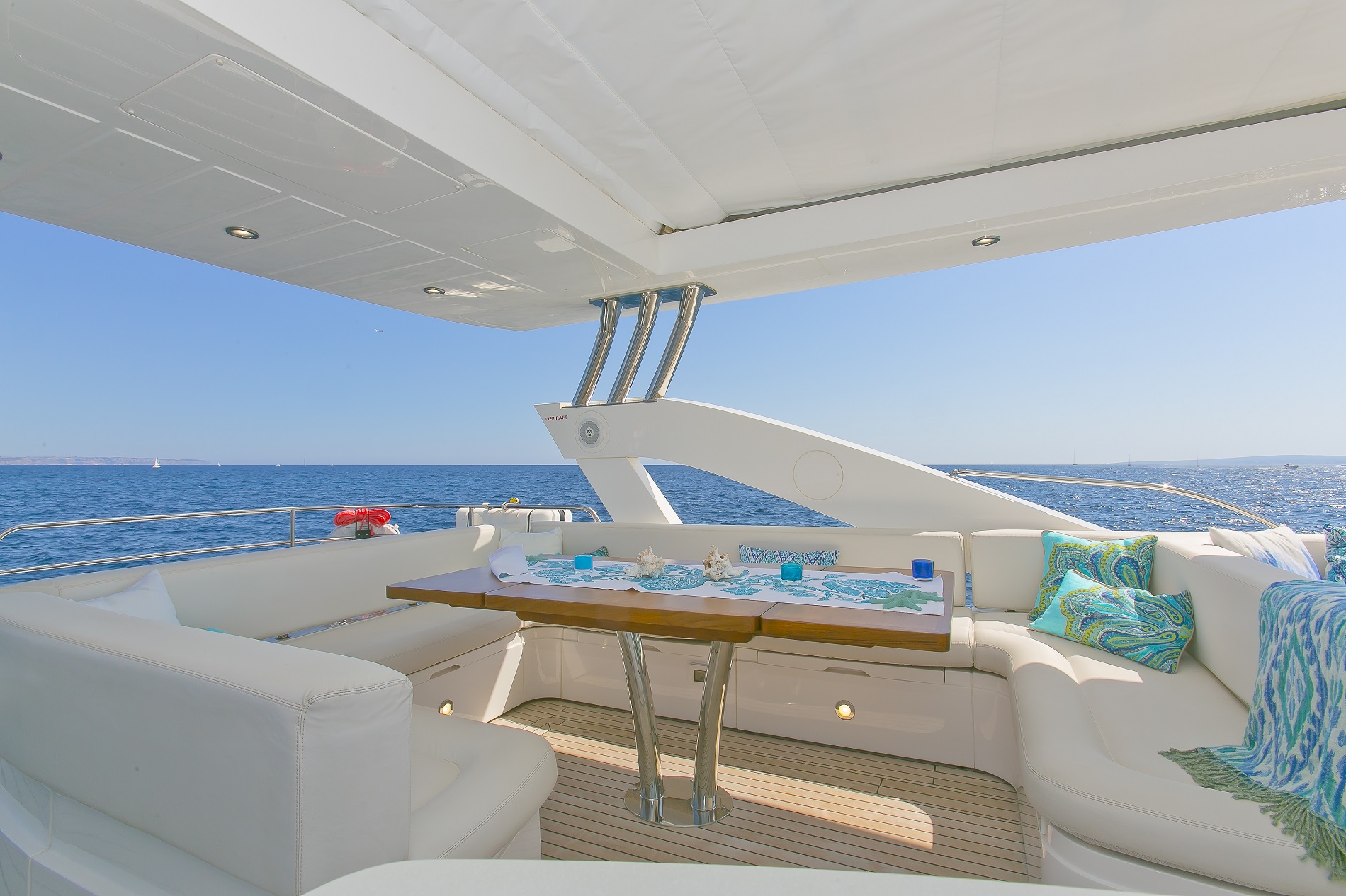 Sunseeker yacht 73M - Sundeck dining.jpg