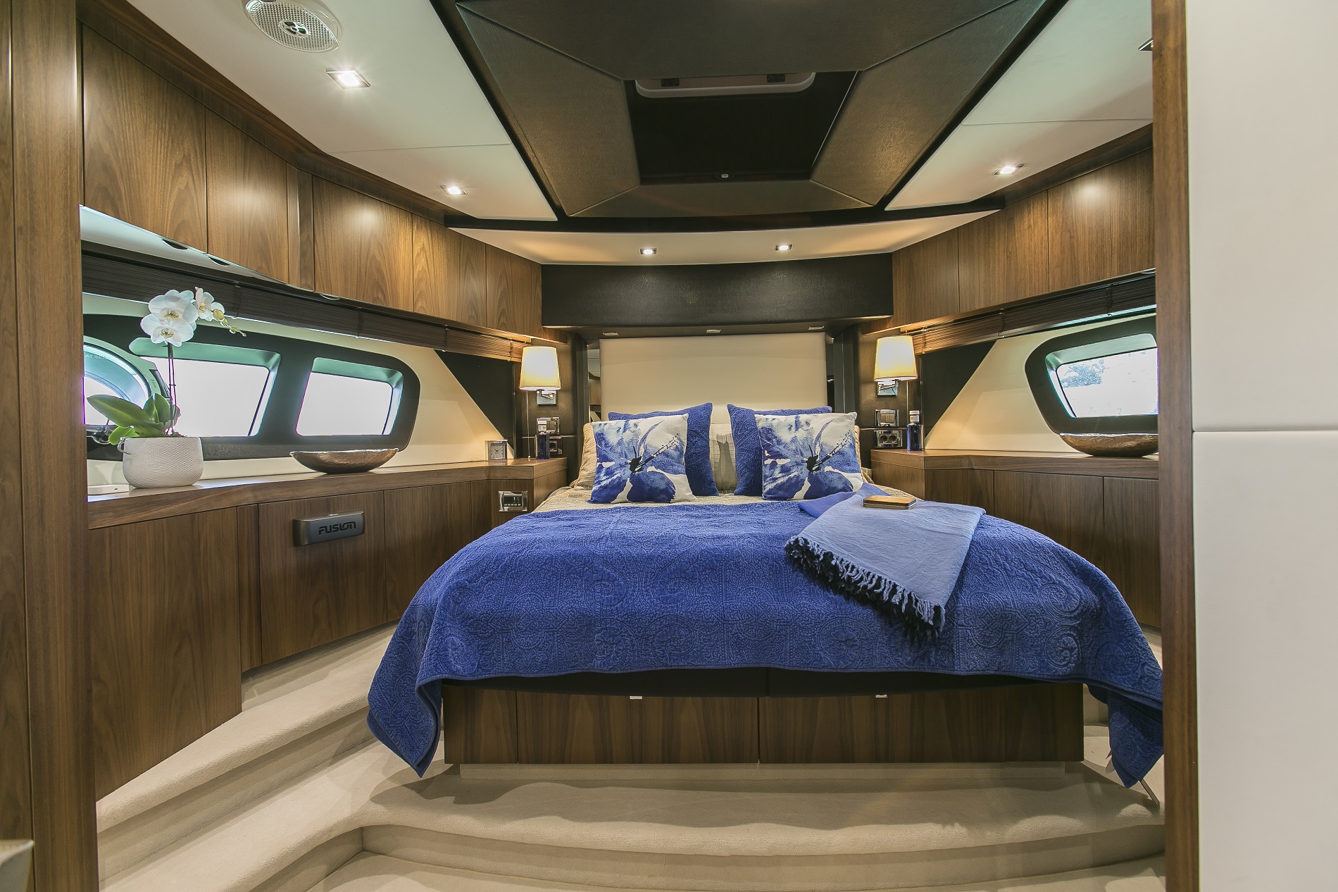 Sunseeker yacht 73M - VIP cabin.jpg
