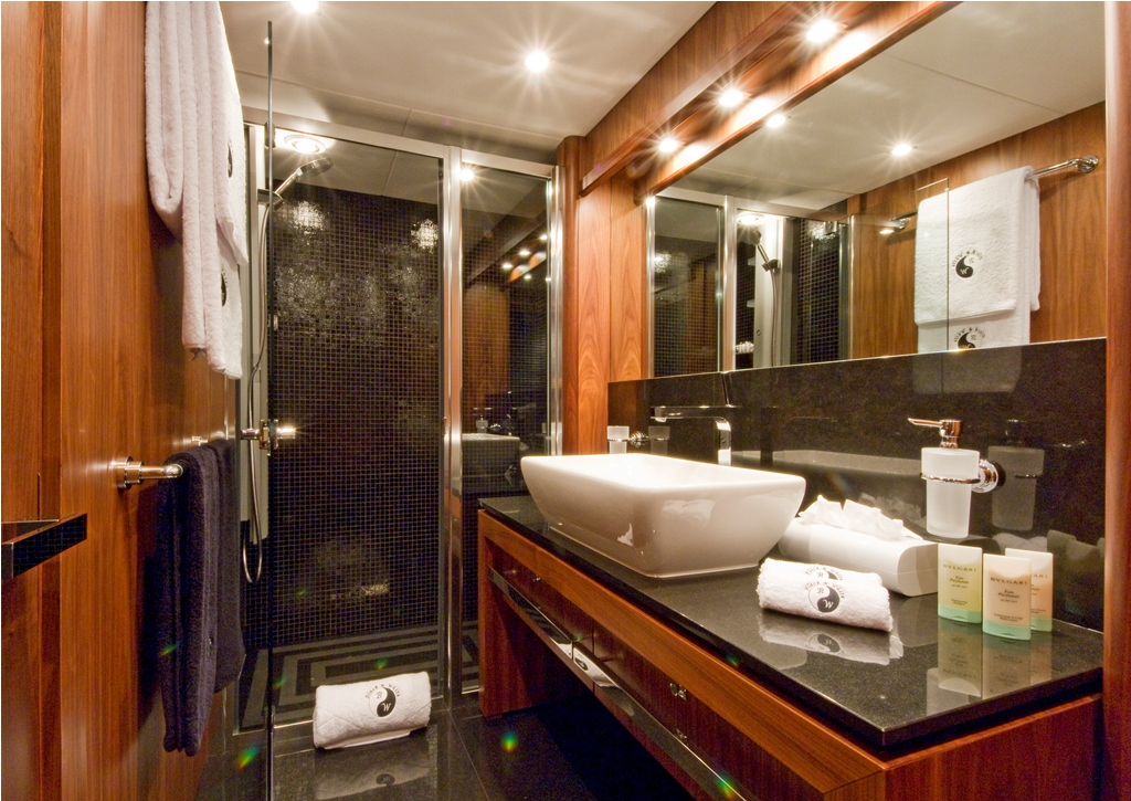Sunskeeker Black and White - Ensuite.jpg