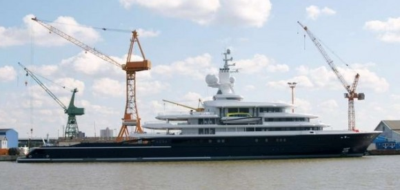 Super yacht LUNA.png