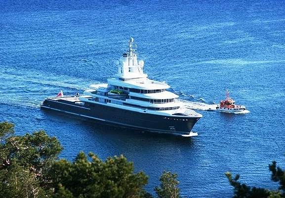 Superyacht Luna.png