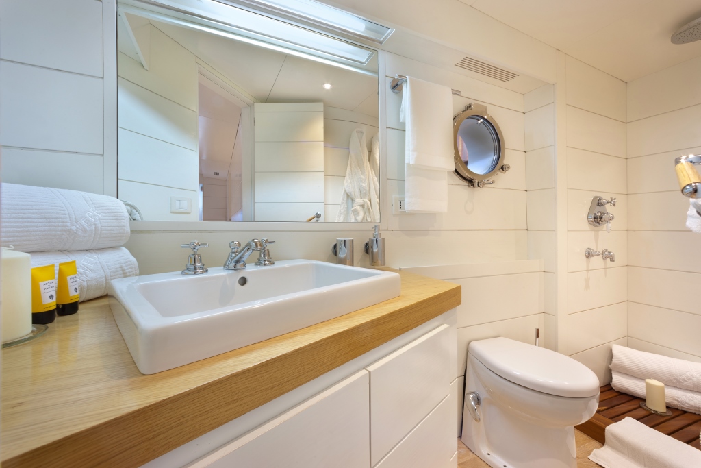 TUG VERVECE -  Ensuite.jpg