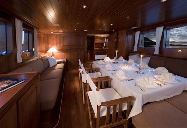 Tiziana Salon looking aft.jpg