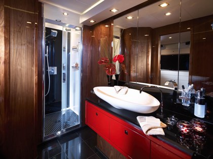 UM6 - Master Ensuite.jpg