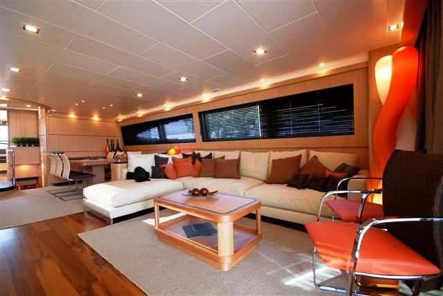 VALENTINA - Saloon 2.jpg