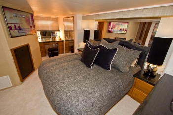 VIKING 72 CARY ON -  Master Cabin.jpg