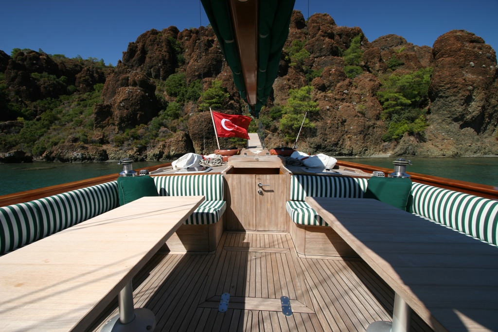 VONGOLE - Aft deck access to master cabin.jpg