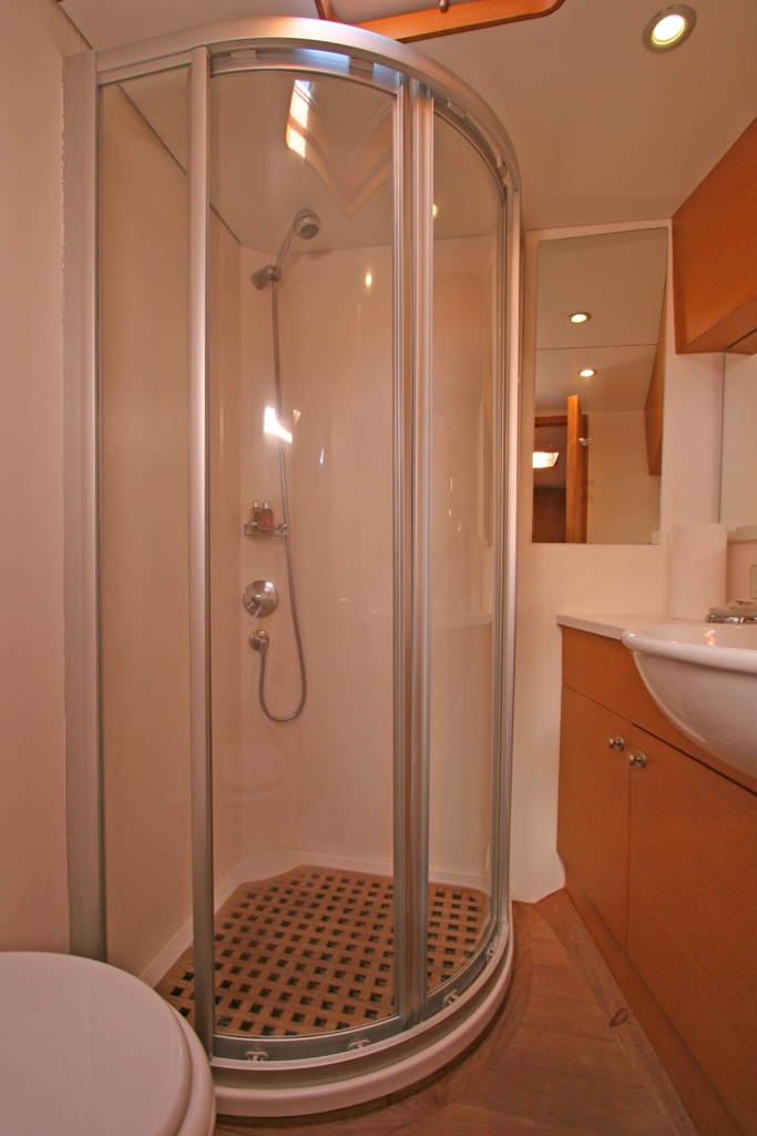 VONGOLE - Ensuite 2.jpg