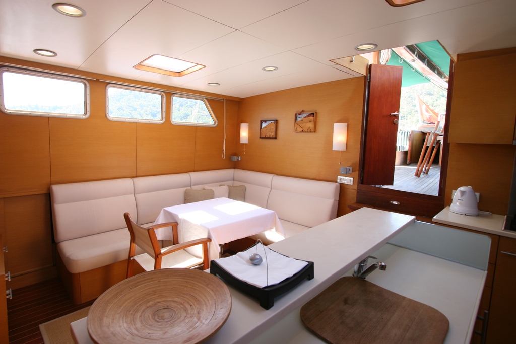 VONGOLE - Salon looking aft.jpg