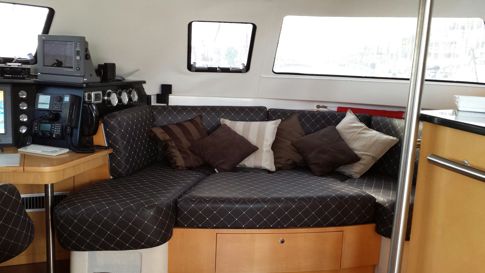 WHY NOT catamaran - saloon.jpg