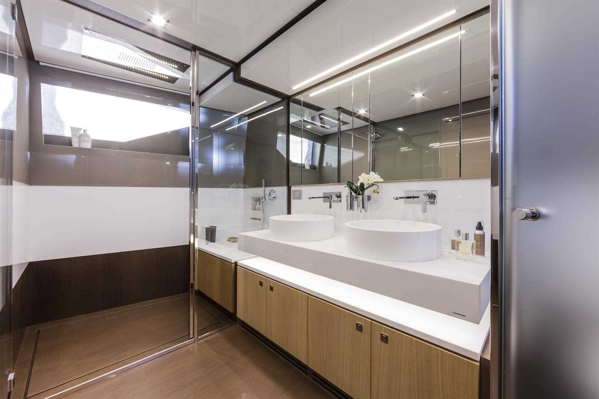 Yacht  ALEKSANDRA I - Master ensuite.jpg