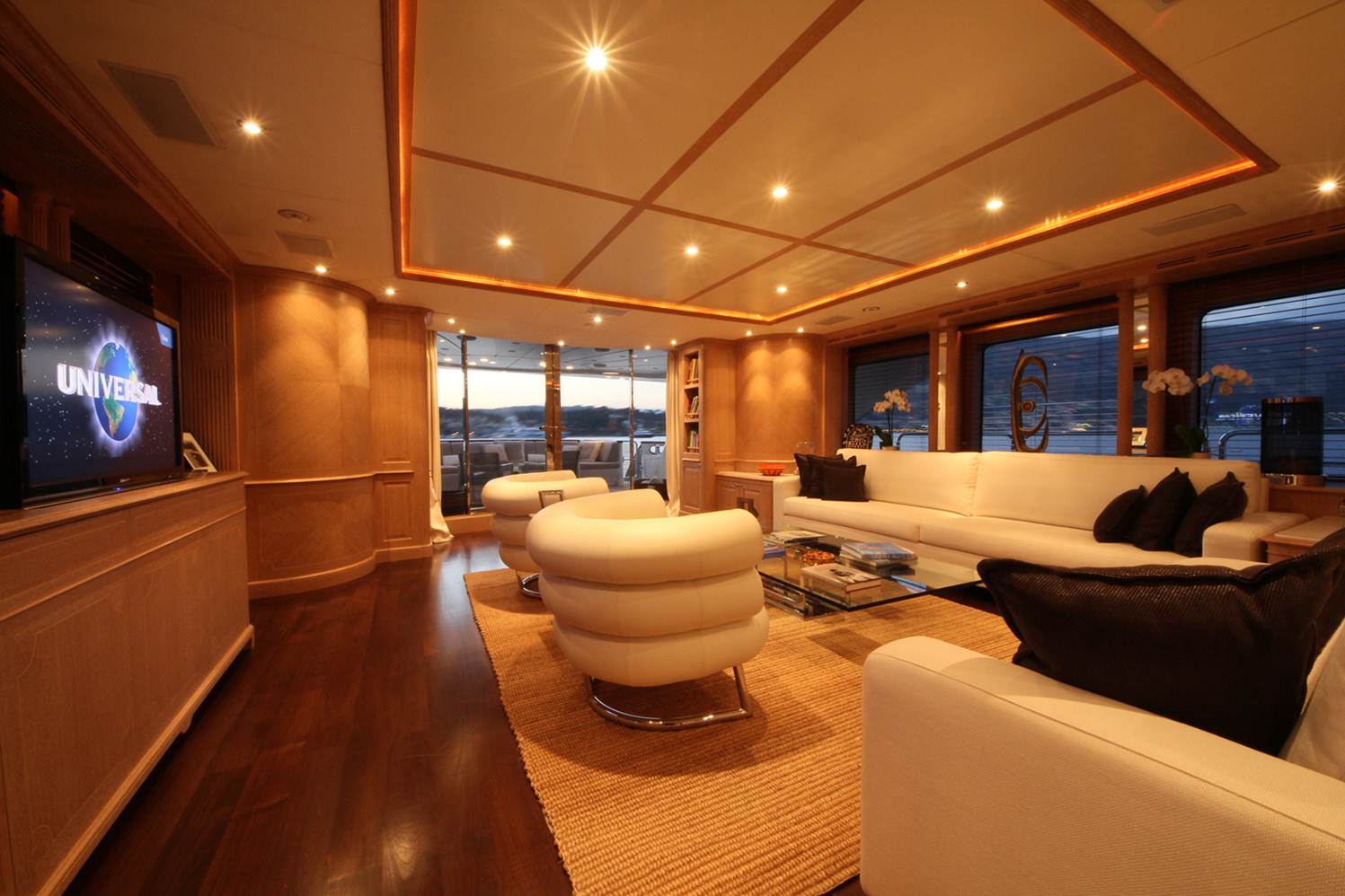 Yacht AFRICAN QUEEN -  Main Salon.jpg