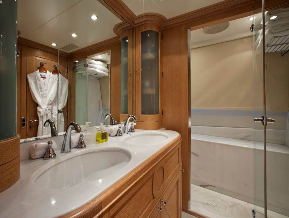 Yacht AFRICAN QUEEN -  Master Ensuite.jpg
